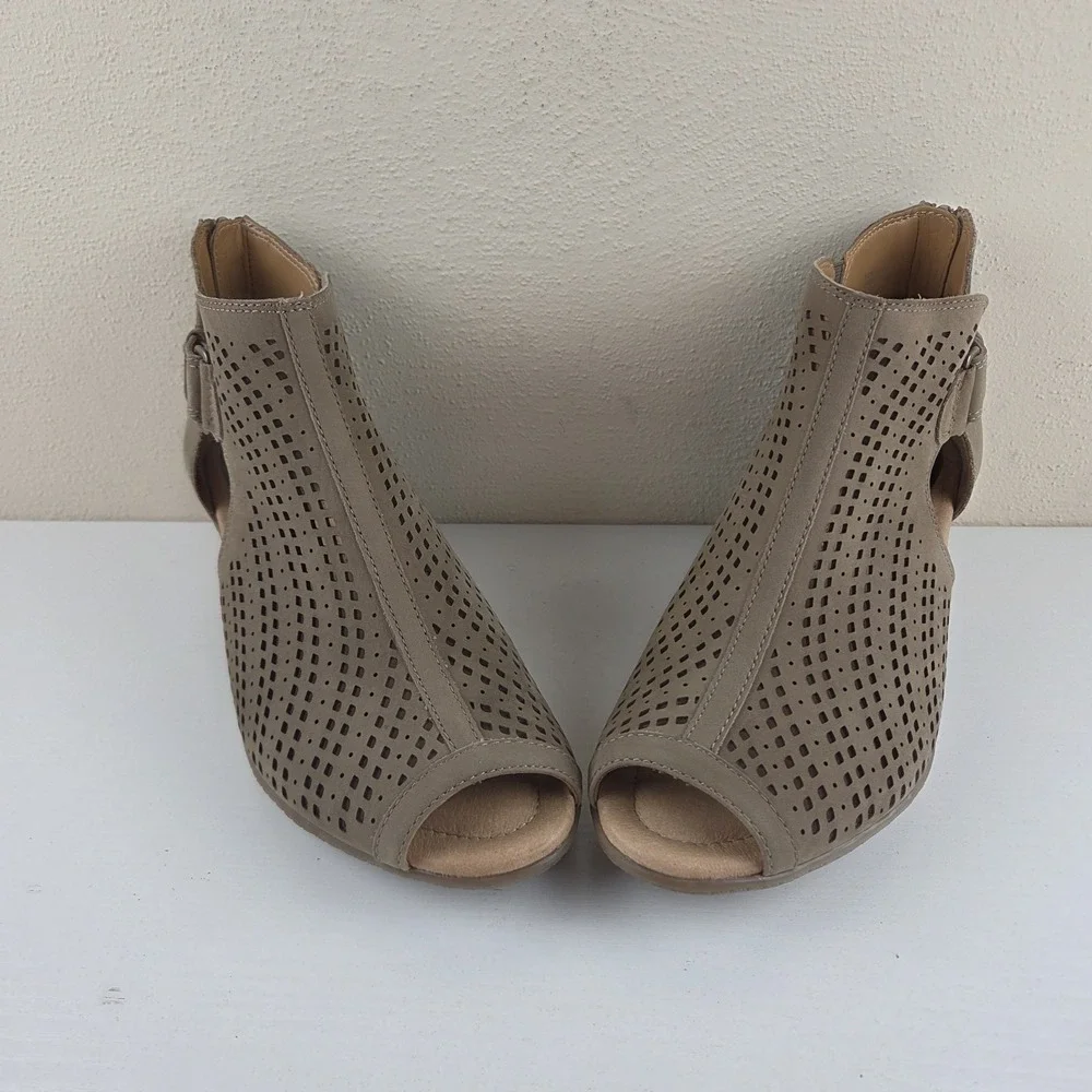 Earth Keri Sandals Shoes Womens Taupe Perforated Block Heel Leather Zip Up 8.5 D